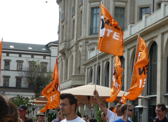 Piratenfahnen vor dem Erfurter Hof